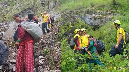 Kedarnath rescue Soldiers bringing people down from a steep cliff with the help of a rope Watch Photos