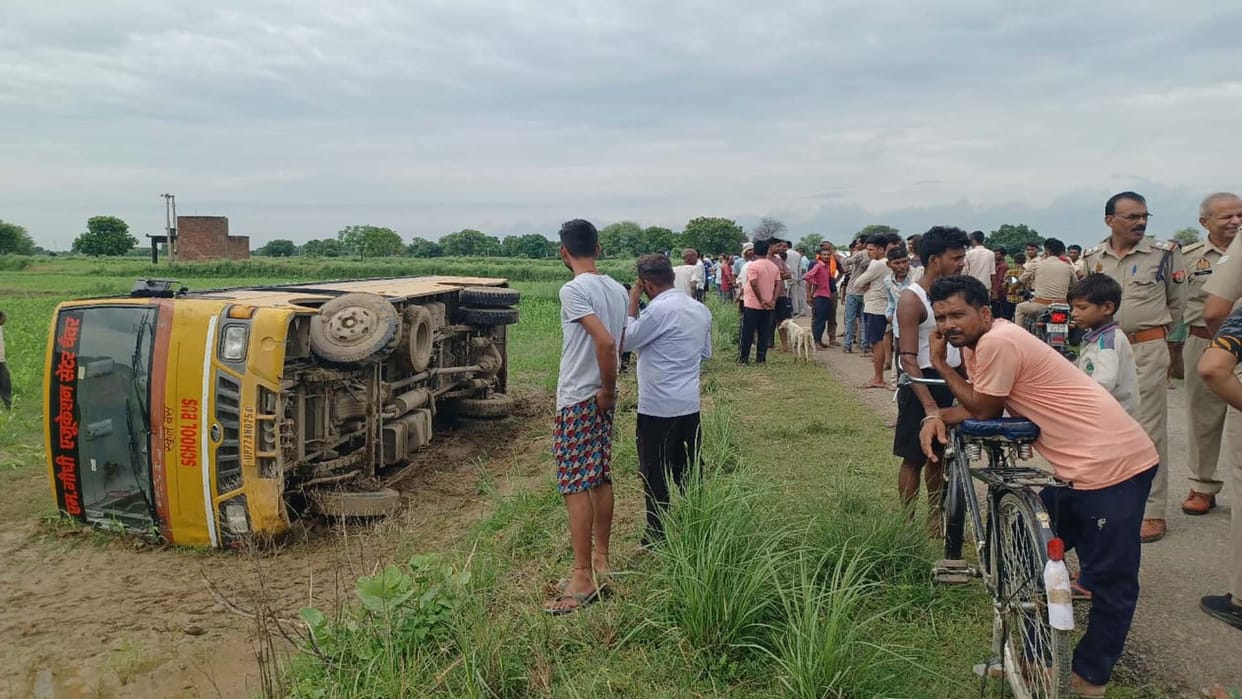 Ghatampur: School bus overturns in a ditch on the side of the road, 10 students injured