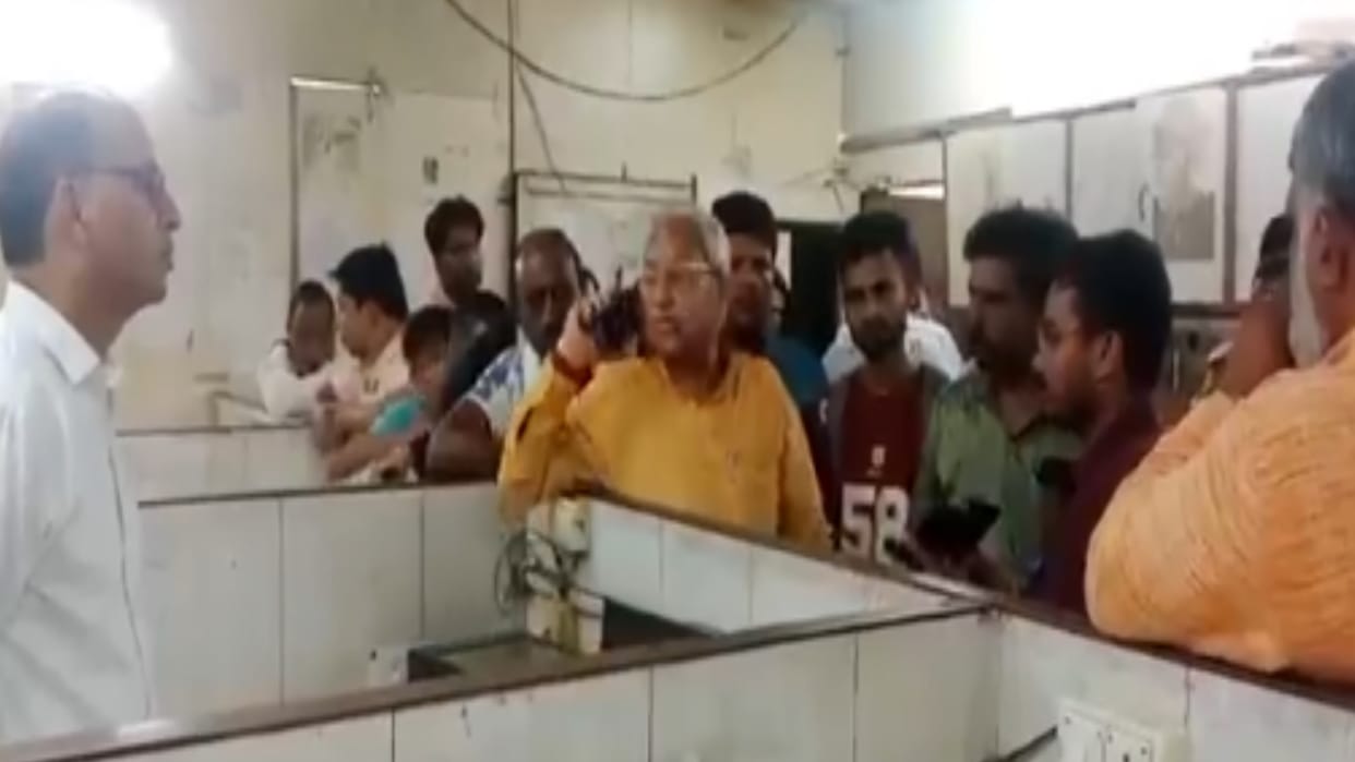 Meerut: Rajya Sabha MP Laxmikant Bajpai furious at corporation officers, said- Harassment of Meerut residents