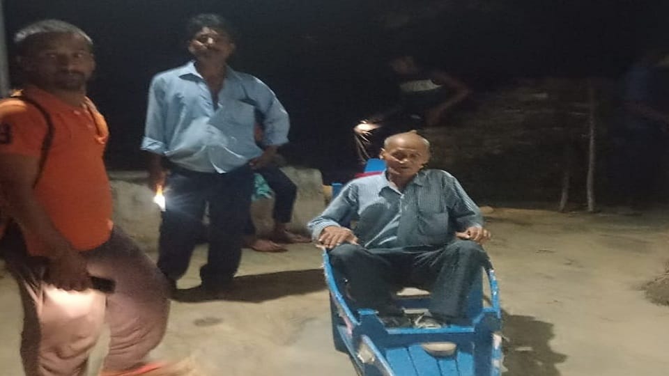 Call laborers after paying money and bring the patient to the road in almora