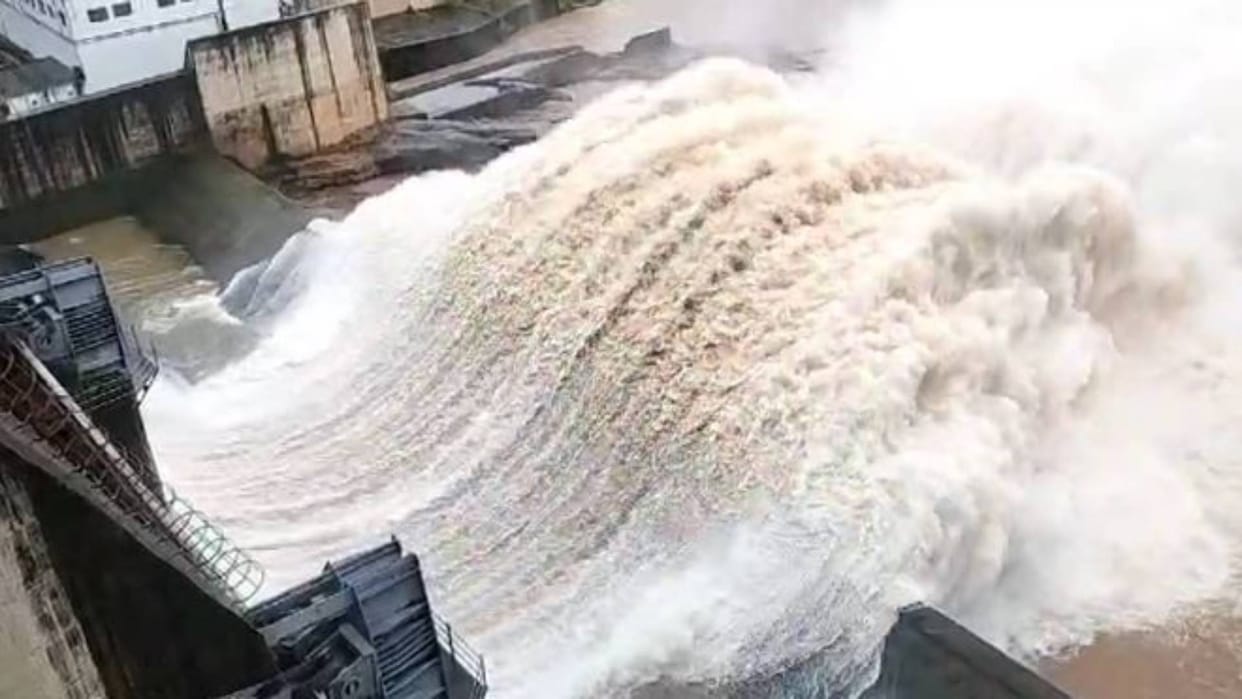 Umaria Johila Dam One gate of Johila Dam opened for first time in season gate number four opened 0.5 meters