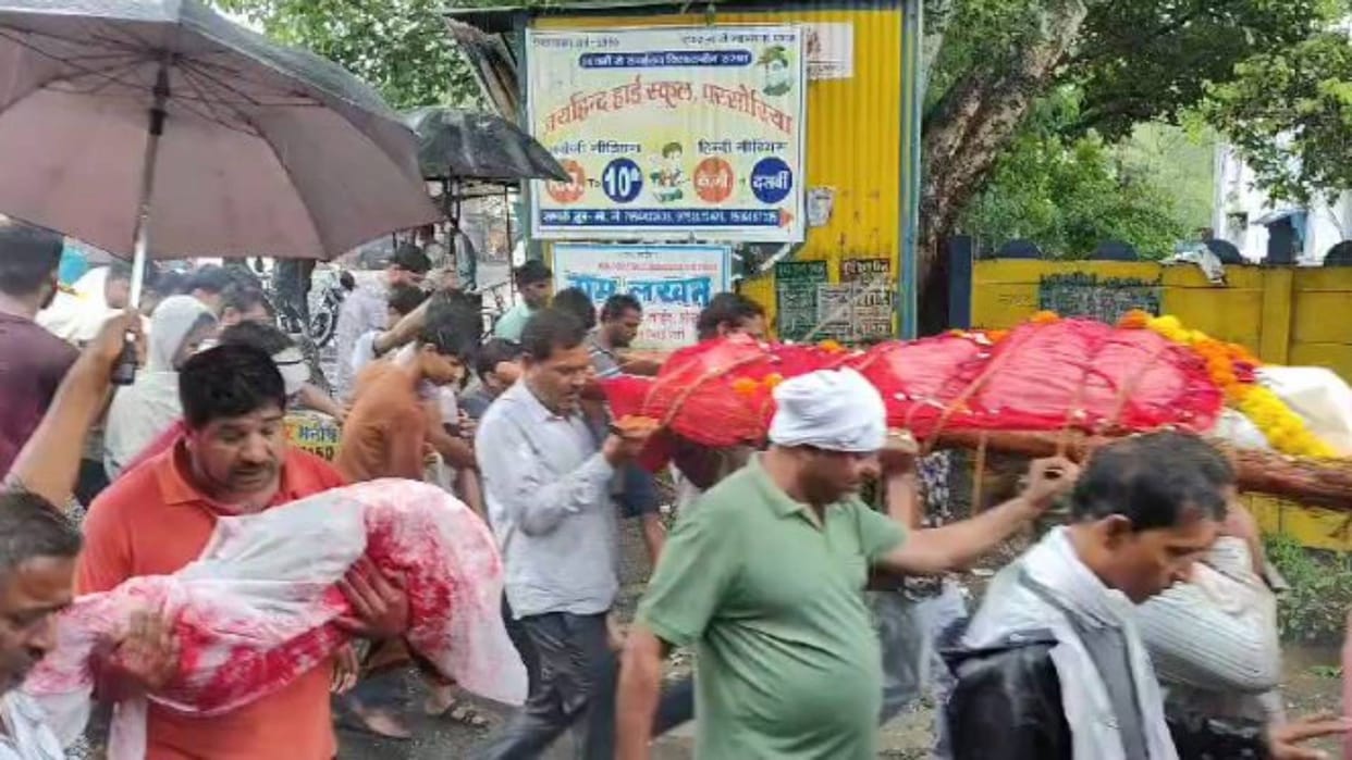 Sagar Road Accident funeral procession of five members of Jain family was taken out together