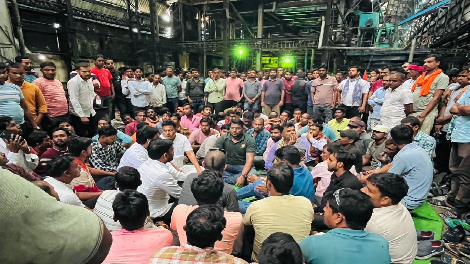 प्रदर्शन करते कर्मचारी