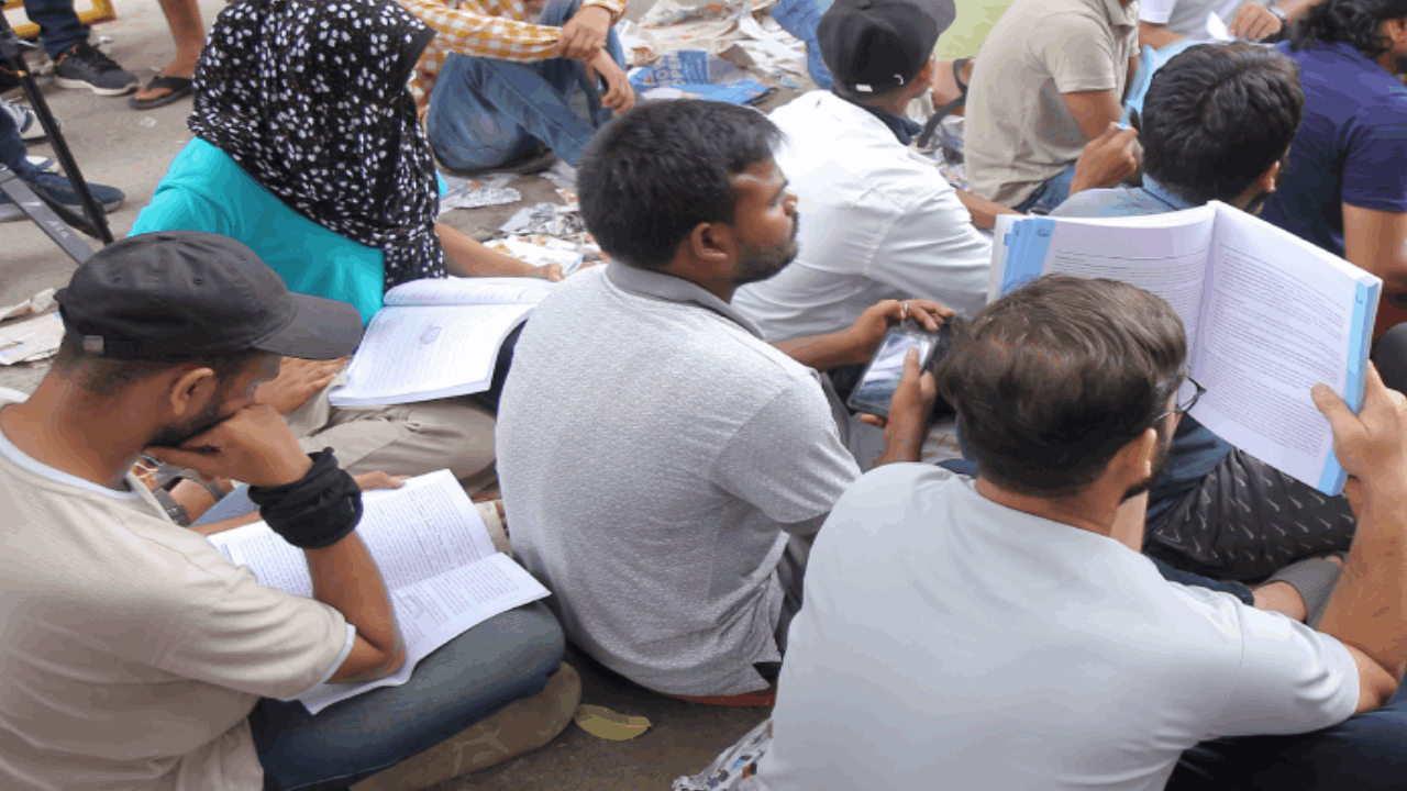 Candidates started studying on coaching accident  on the road see photos
