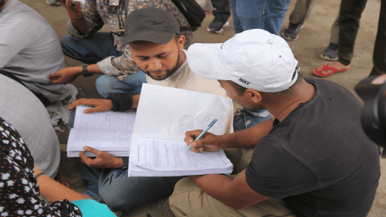 Candidates started studying on coaching accident  on the road see photos