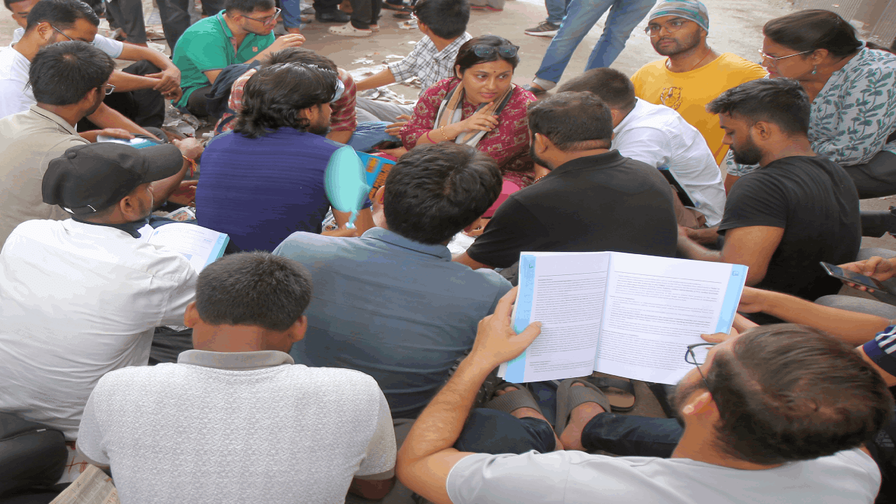 Candidates started studying on coaching accident  on the road see photos