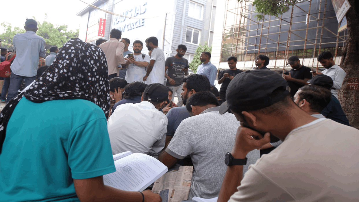 Candidates started studying on coaching accident  on the road see photos