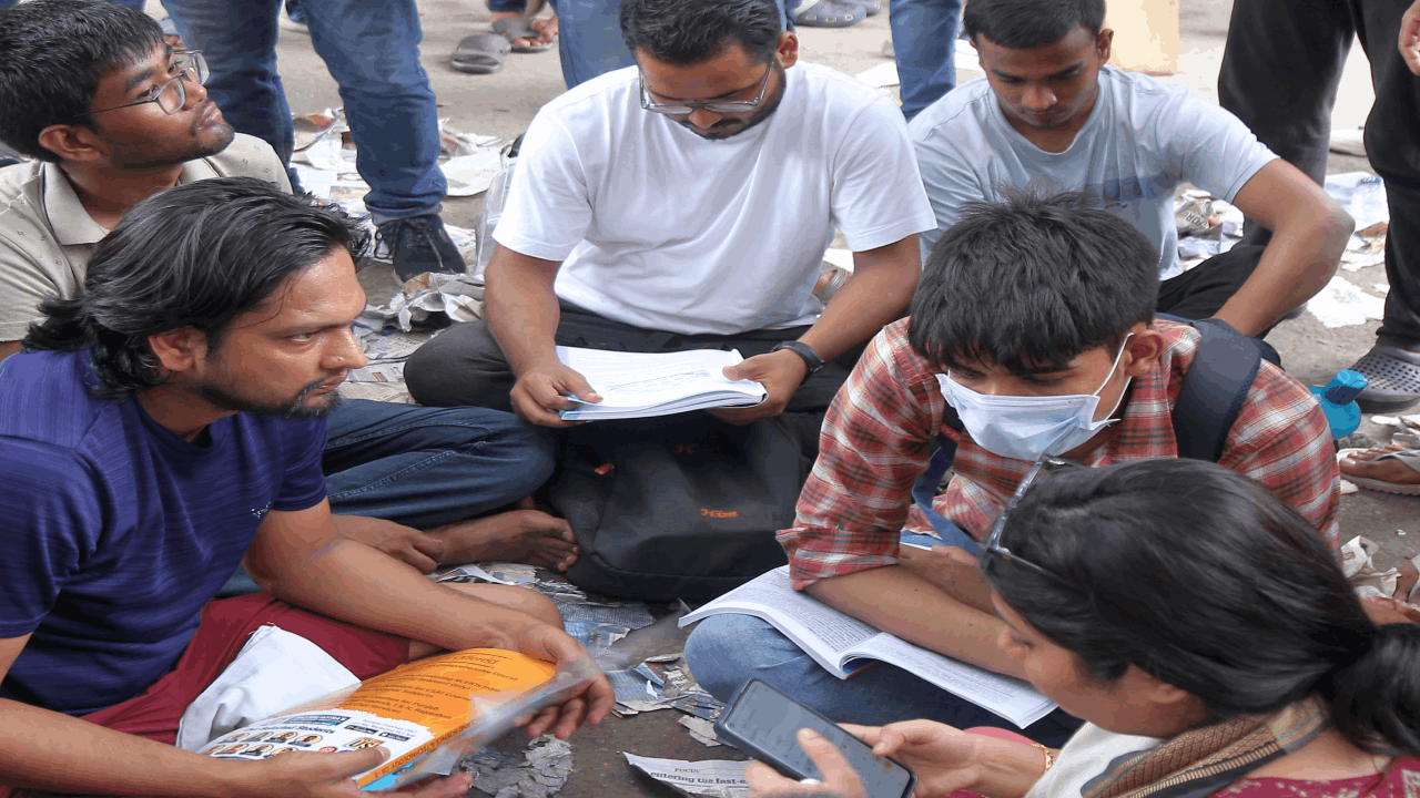 Candidates started studying on coaching accident  on the road see photos