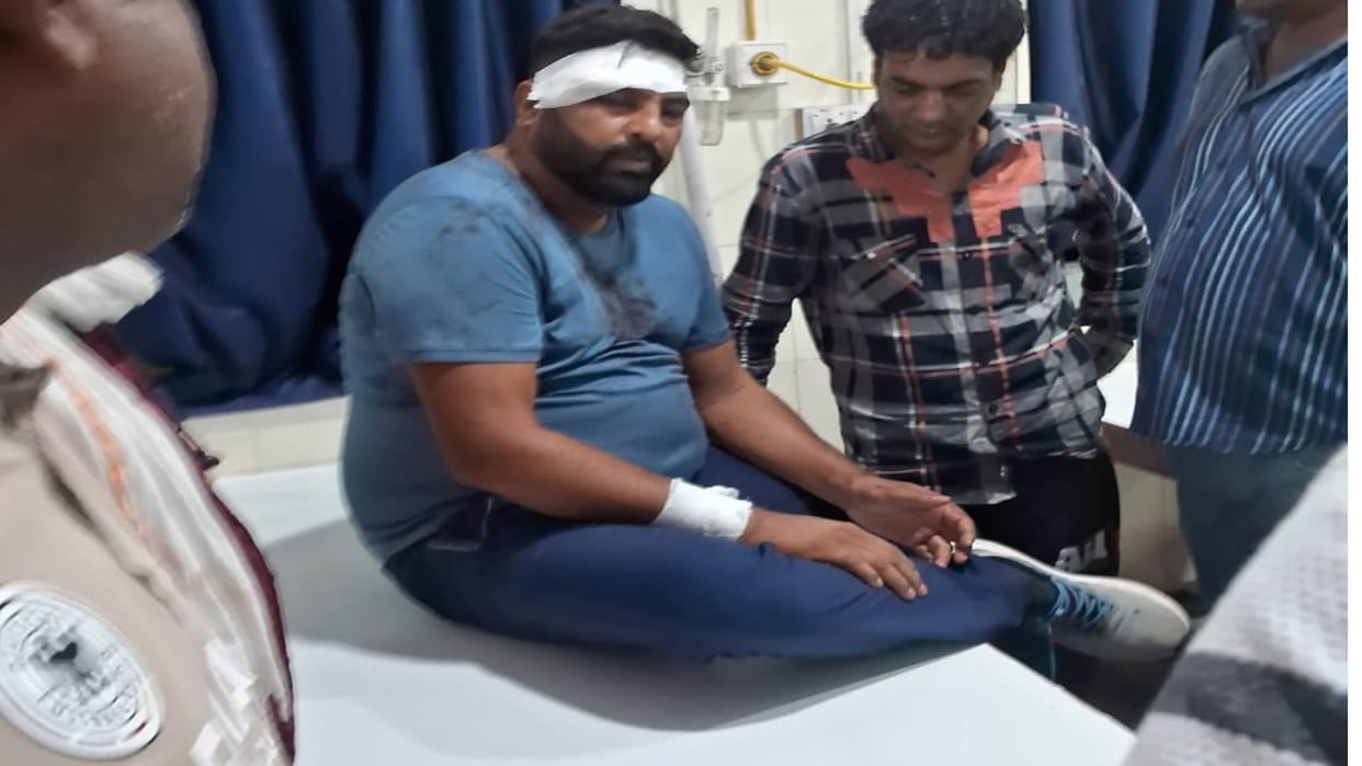 A young man sitting at a tea stall was attacked with sticks and rods in broad daylight