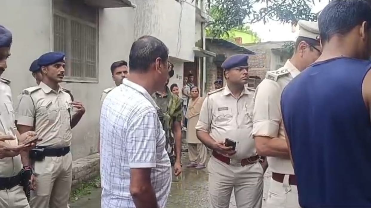 Purnea: Tanishq Jewellery showroom robbery case, police and STF raided lodge and took away many documents