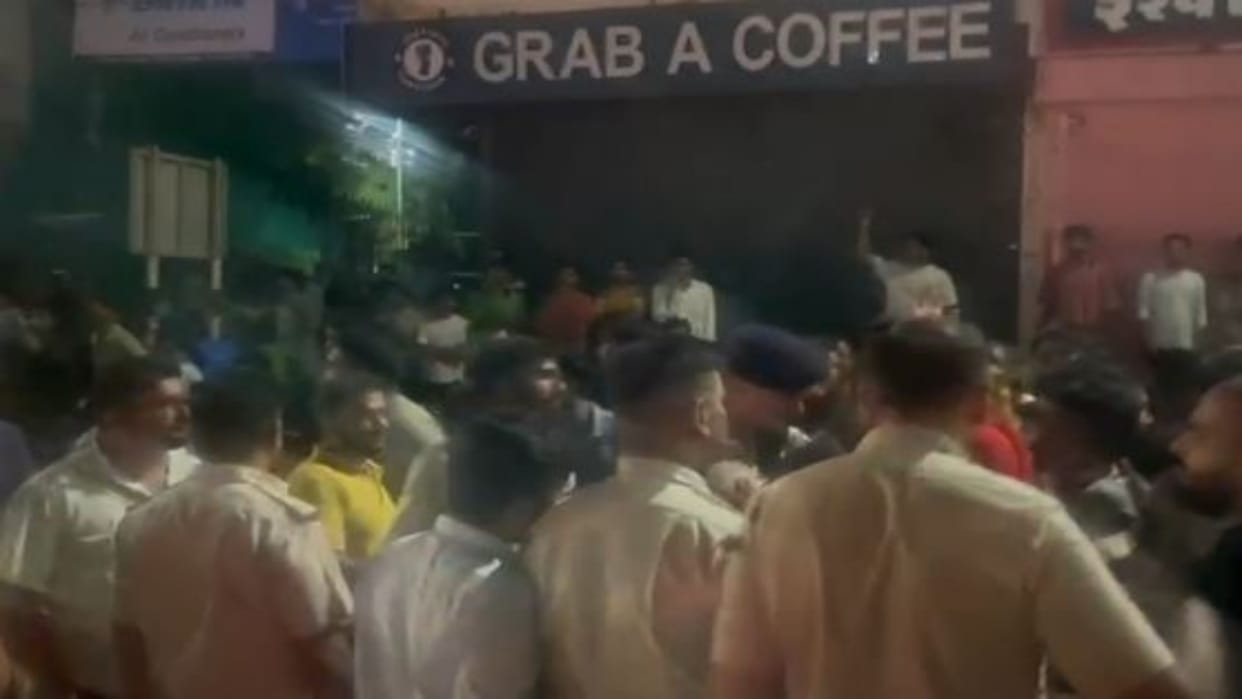 Jaipur: Dispute over selling liquor in cafe, kicking and punching between policeman and operator