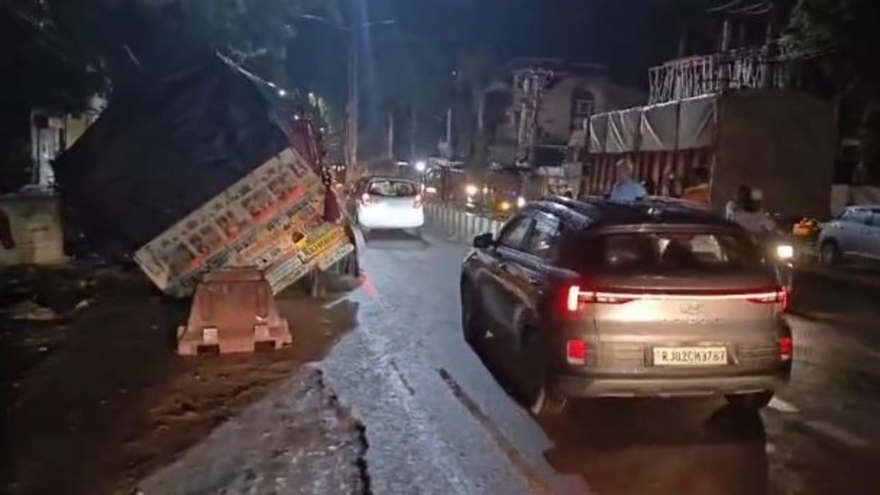 Alwar: The condition of the city is bad, people are troubled by sunken roads and potholes at many places