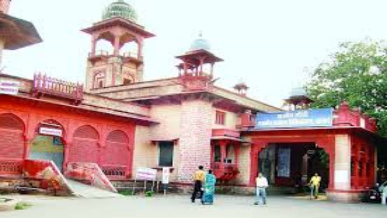 Alwar: Fight between neighbors over mobile installments, 4 injured including woman sent to district hospital