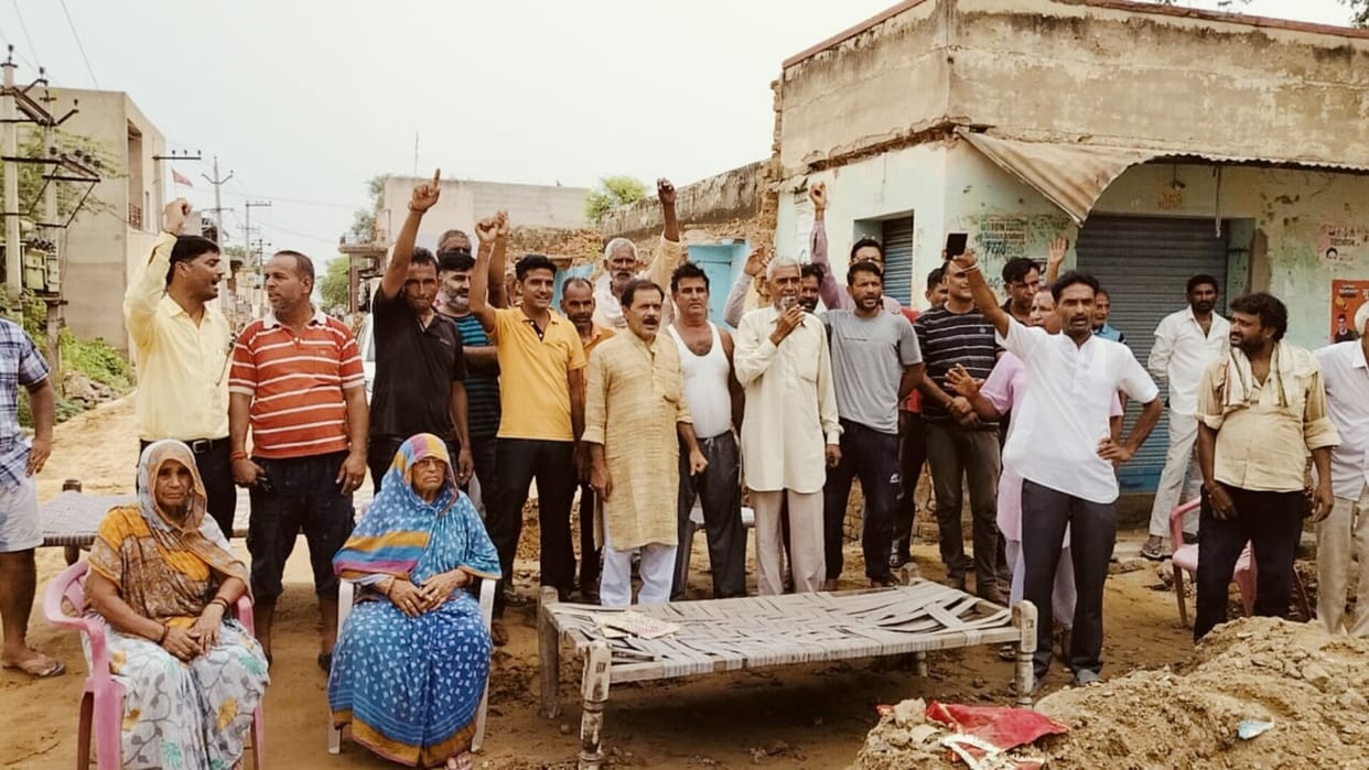 Jhunjhunu: Protest against administration's reluctance to remove encroachment, road construction halted