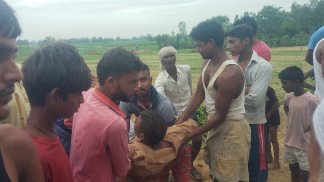 Pickup vehicle collided with bike and overturned 11 people injured in Shahjahanpur