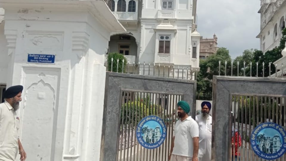Two employees clashed in SGPC office, one died