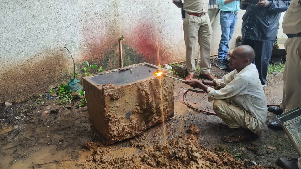 शराब दुकान से चोरी हुई तिजोरी बरामद
