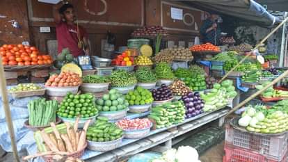 दुबे का पड़ाव पर सब्जी बेचता रोहित