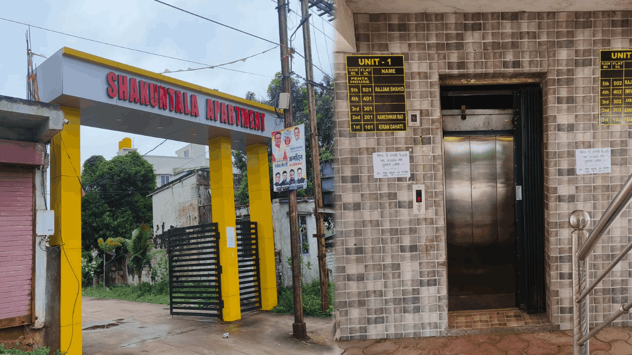 Four people injured when a lift suddenly fell from the fourth floor in Durg