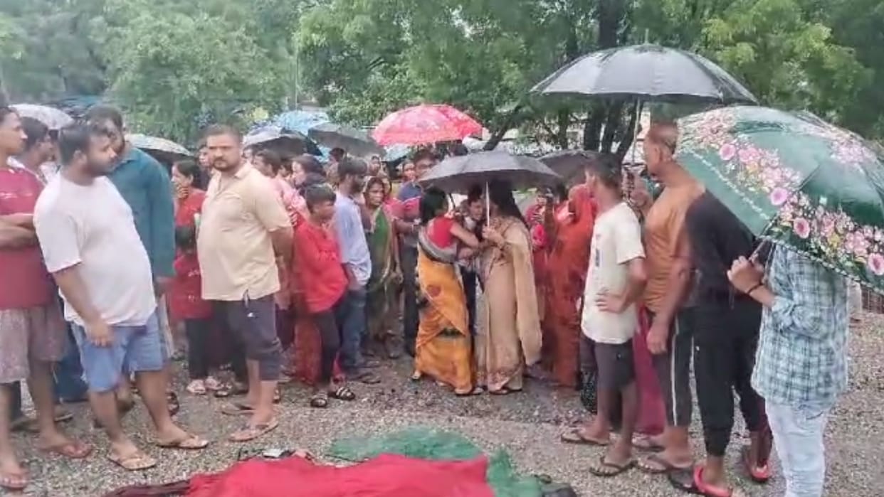 Woman dies after by train in sonbhadra earphones her ears family members uproar