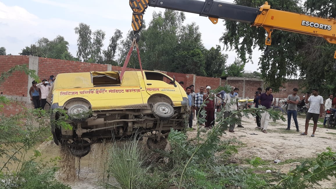 Rae Bareli: Returning from school, the magic train entered the pond, a dozen students got injured, villagers