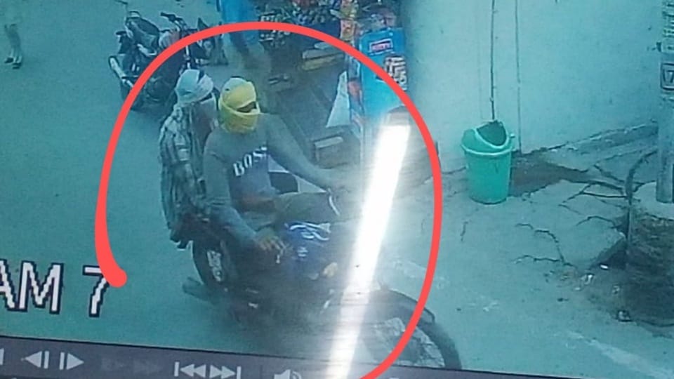 Robbers looted rs 12000 cash from a medical store in Kapurthala