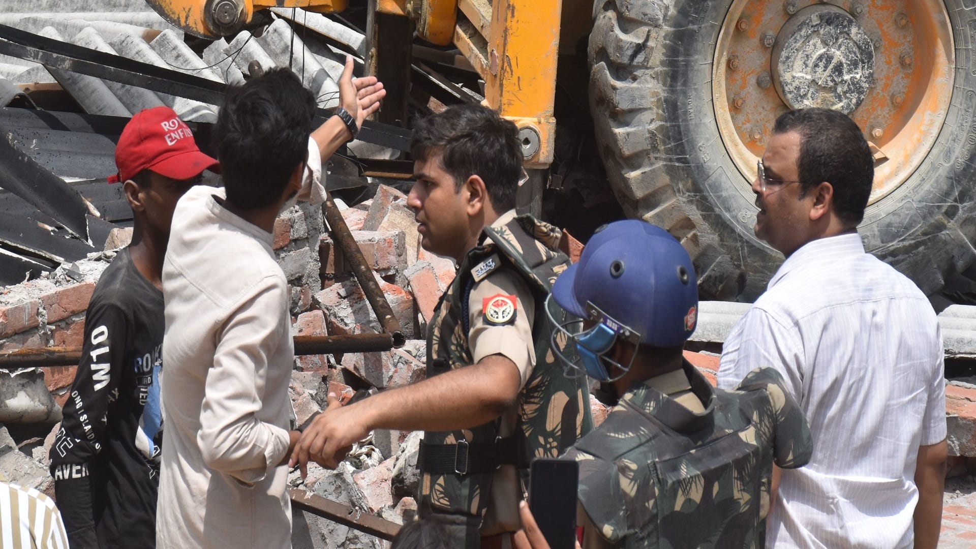 Ayodhya Minor Rape Case 12 Year Old Girl Going through Pains Full News in Hindi