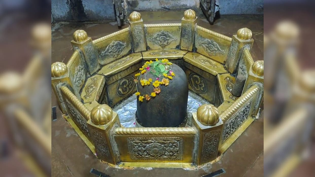 Baba Jageshwarnath Dham in chandauli Seven arghas broken due to the growth of Shivling