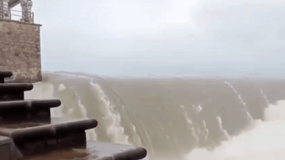 Water level of Betwa river increased in Jhansi after twenty gates of Matatila dam opened with alert