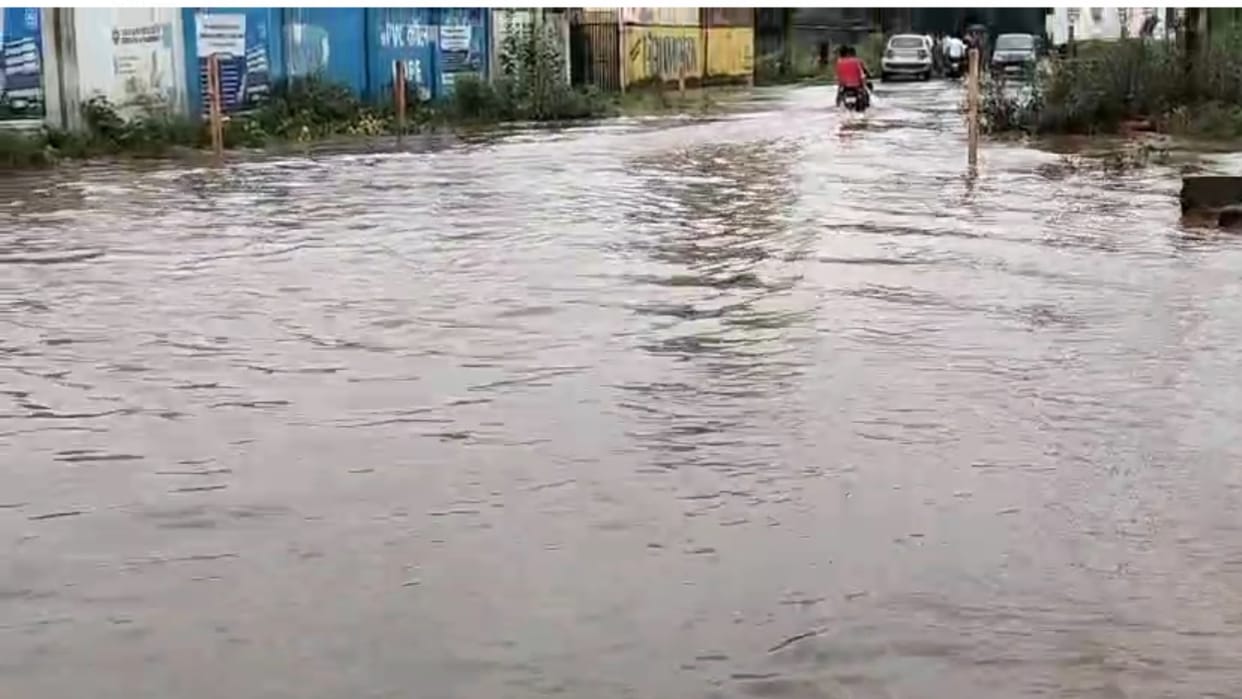 Raipur news: Waterlogging in Bhatgaon-Mahadevghat road raipur cg