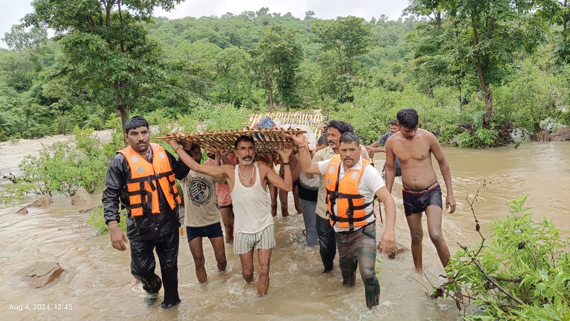 Damoh The swollen wild drain blocked the way for the ambulance