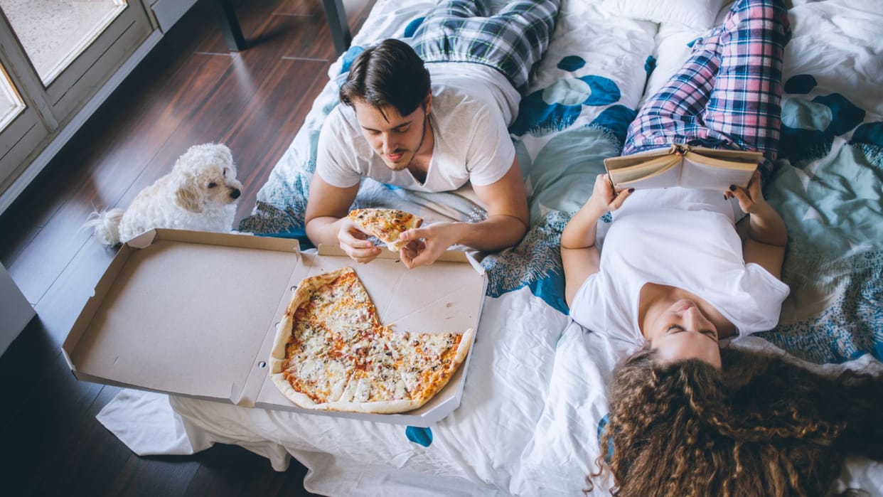 vastu tips eating food on bed why should not eat while sitting on bed in hindi