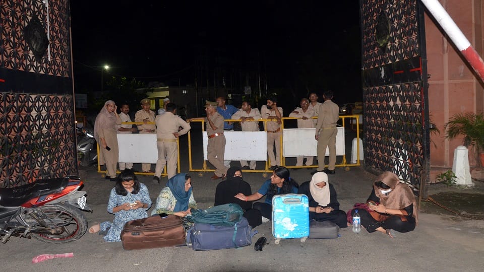 PhD students of AMU blocked Baba-e-Syed protest