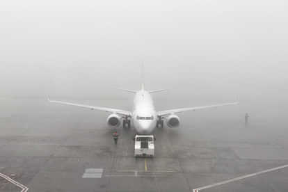 UP: Fog and farmers' movement spoiled the movement of trains and planes, these trains were delayed for hours,