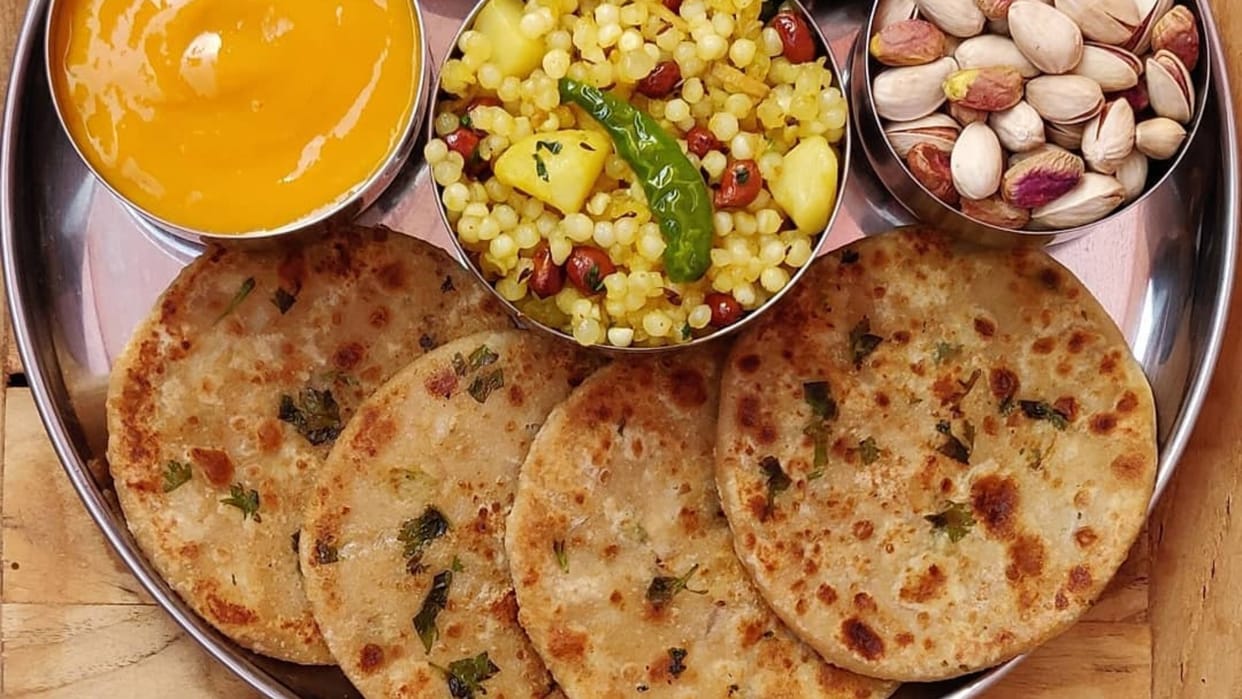 Sawan Somwar Vrat Recipe 2024 recipe of falahari aloo paratha in hindi