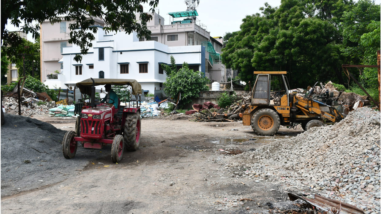 In Gorakhpur, Multilevel parking-shopping complex.there will be no jam on Park Road
