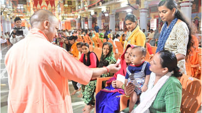 CM Yogi heard the problems of 400 people at Gorakhpur Gorakhnath temple