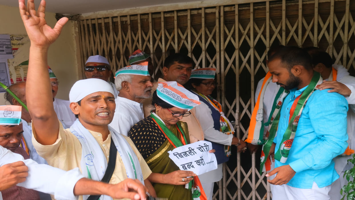 In Gorakhpur, Congress workers demonstrated by locking the electricity corporation office