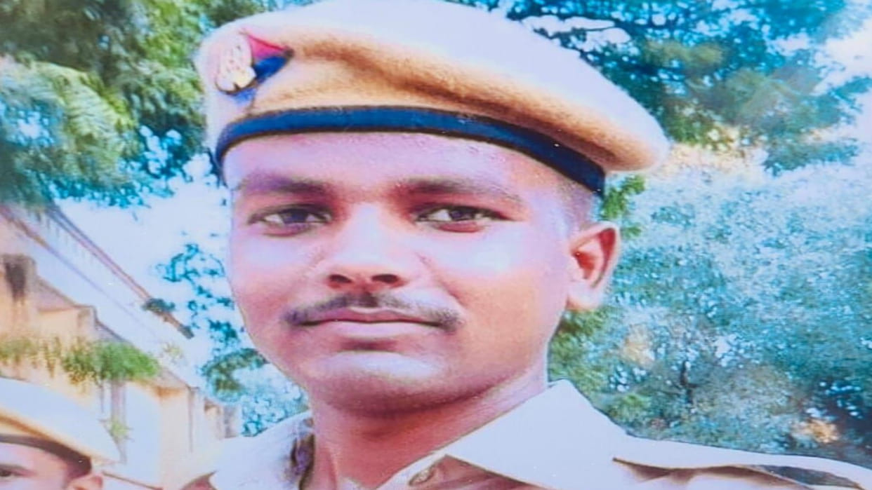 A constable committed suicide by hanging himself at home in Barhalganj, Gorakhpur