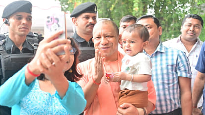 CM Yogi heard the problems of 400 people at Gorakhpur Gorakhnath temple