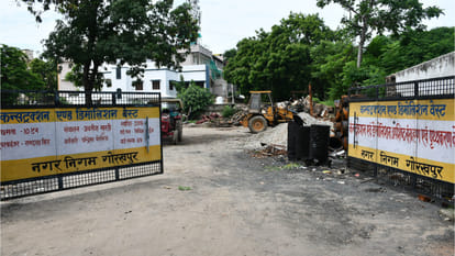 In Gorakhpur, Multilevel parking-shopping complex.there will be no jam on Park Road