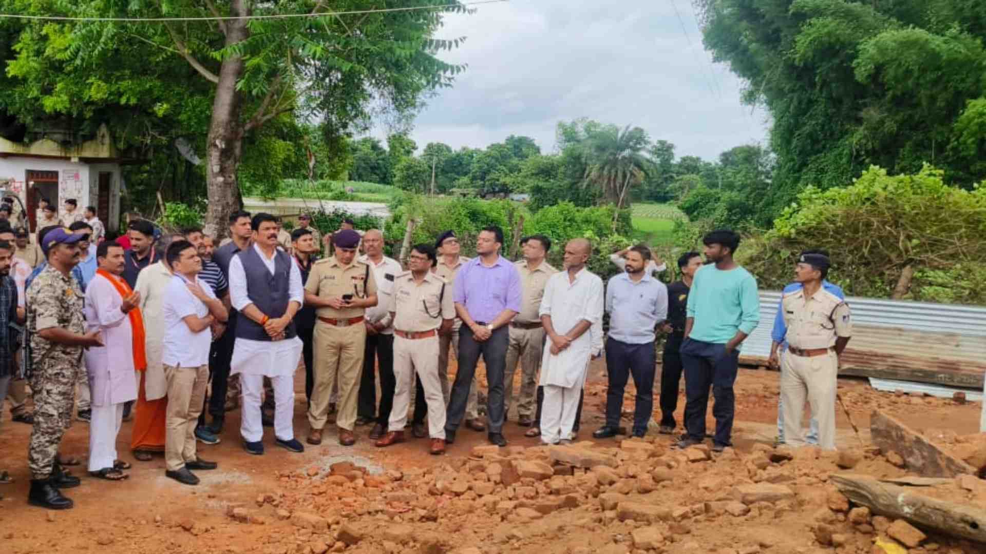 हादसे के बाद मौके पर पहुंचे मंत्री-नेतागढ़।