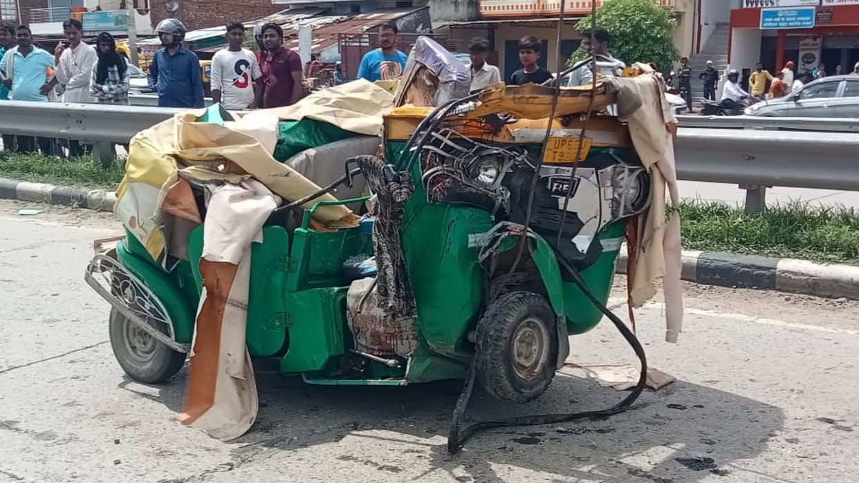 Three vehicles collided in varanasi female doctor died driver serious two people injured