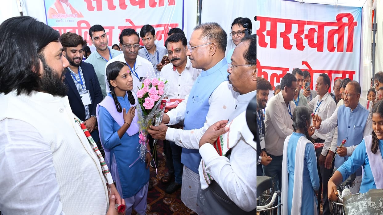 : CM Vishnudev Sai distributed bicycles to girl students under the Saraswati Cycle Scheme