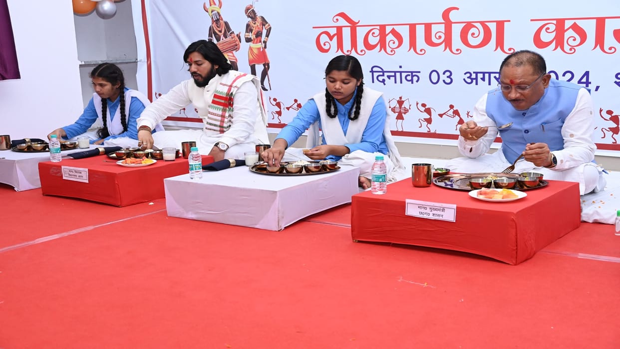 Raipur News: Chief Minister Vishnudev Sai had lunch with girl students, tasted Chhattisgarhi cuisine