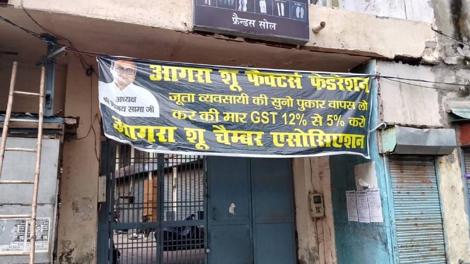 Traders of Agra agitated due to increase in GST on shoes they hung black banners in protest
