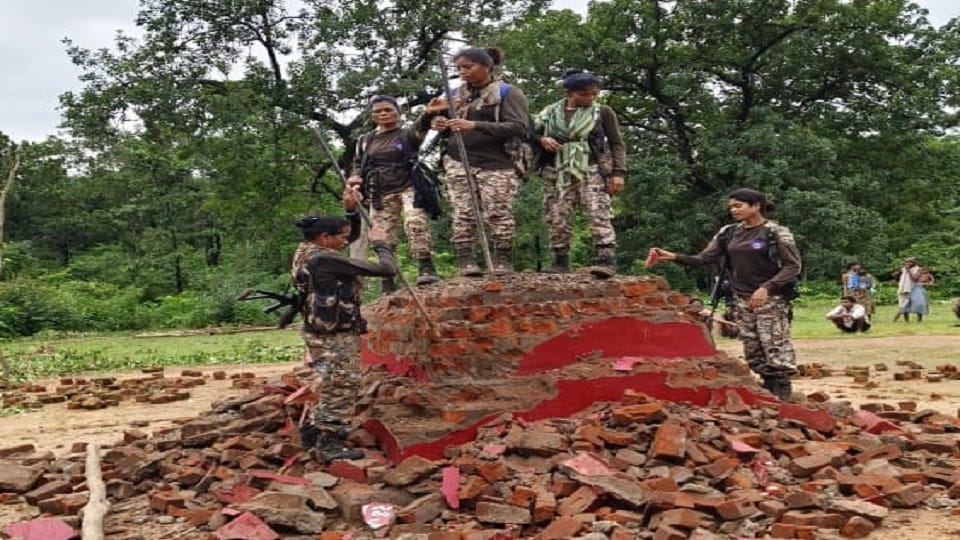 जवानों ने तीन नक्सली स्मारकों को किया ध्वस्त