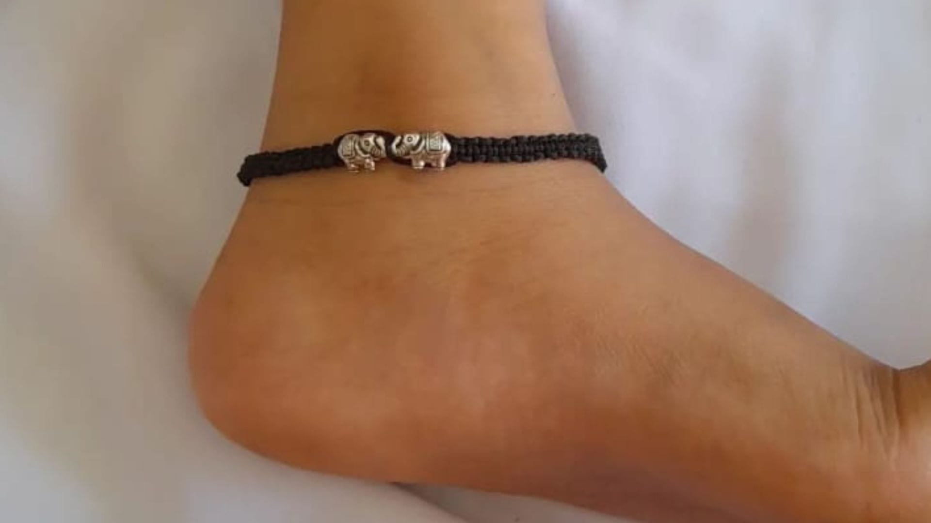 black thread anklet benefits pair me kala dhaga bandhne ke fayde in hindi