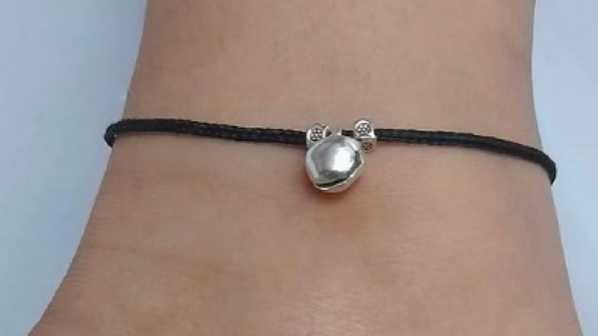 black thread anklet benefits pair me kala dhaga bandhne ke fayde in hindi