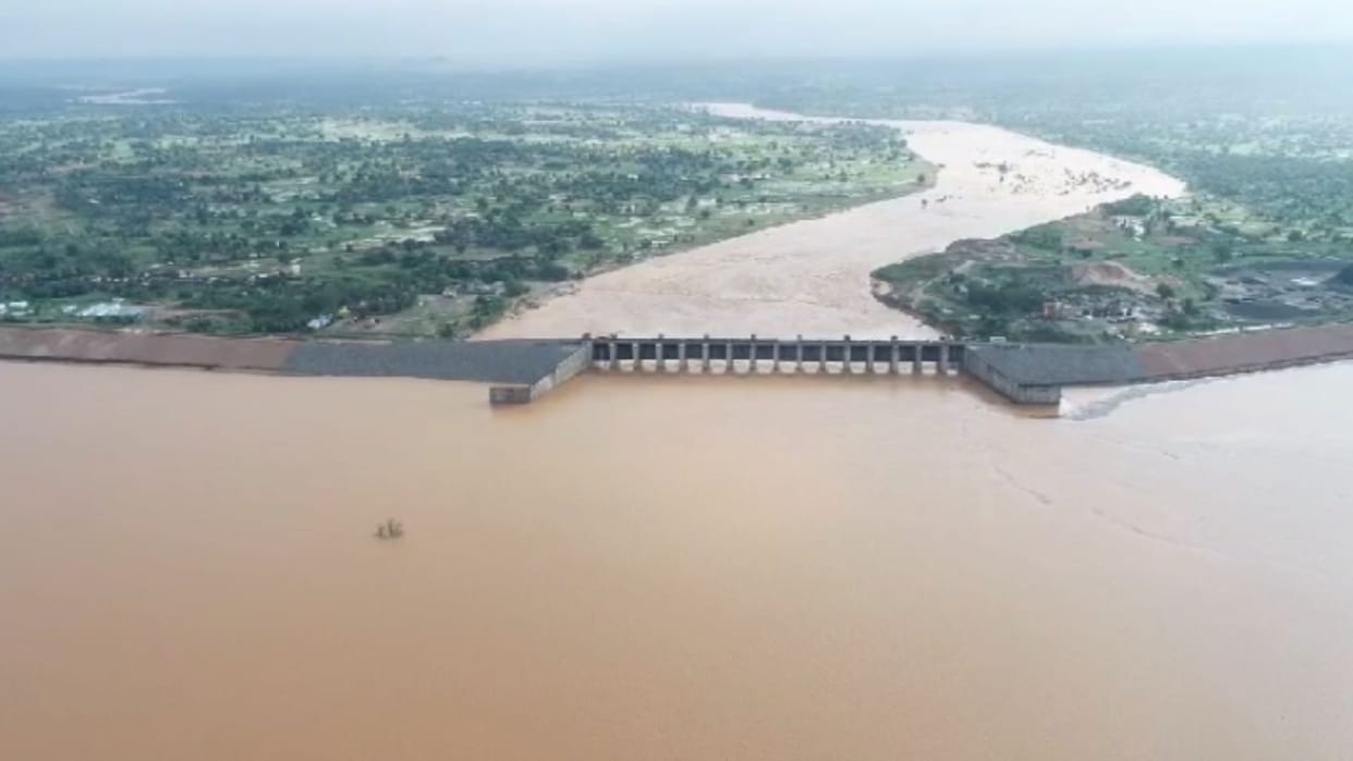 water level decreased but water extracted by opening all 16 gates of Kanhar in sonbhadra